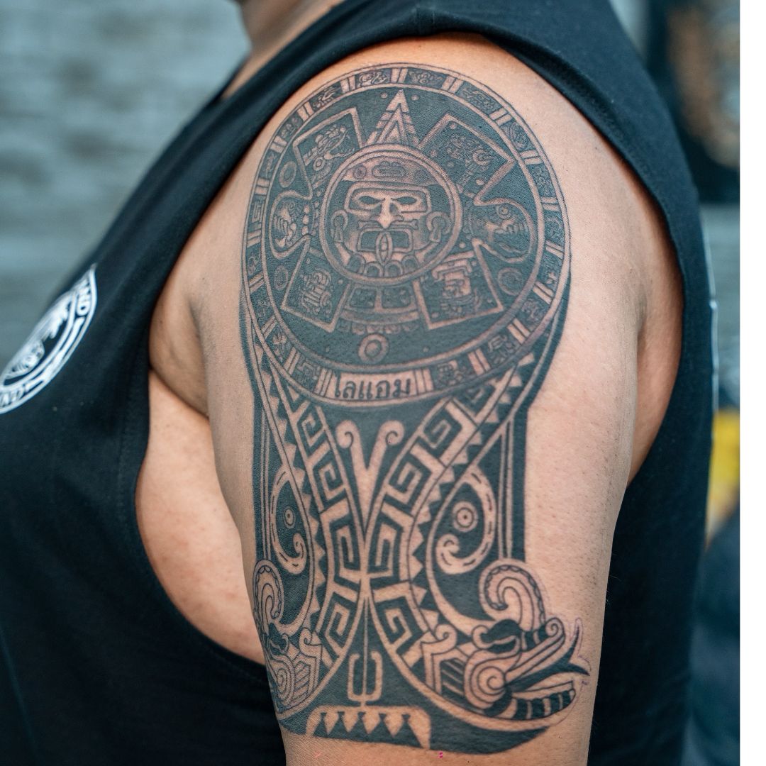 geometric tattoo by fame tattoo